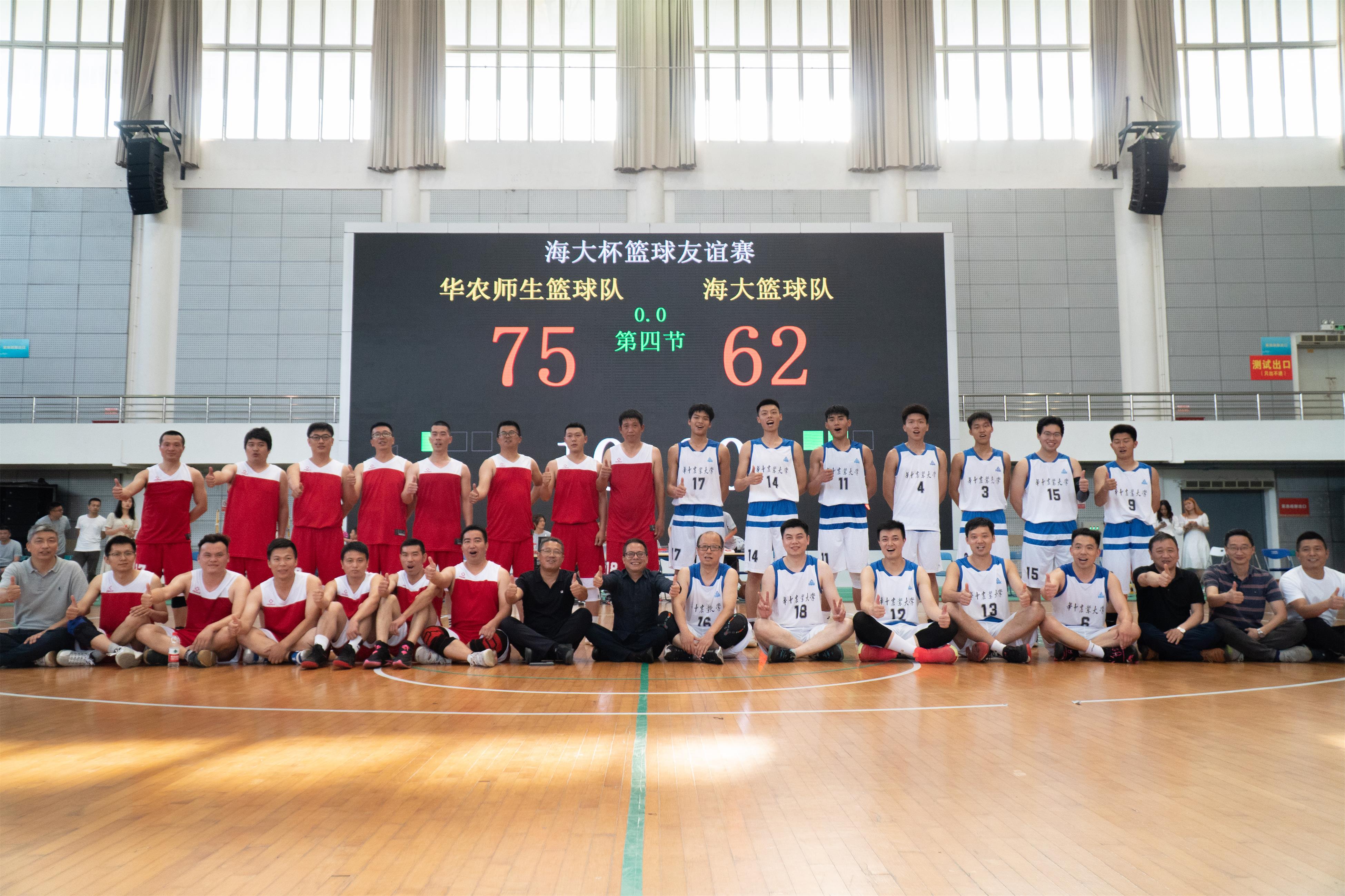 黄金城官方网站篮球队与海大篮球队合影（学通社记者 郎一阳 摄）